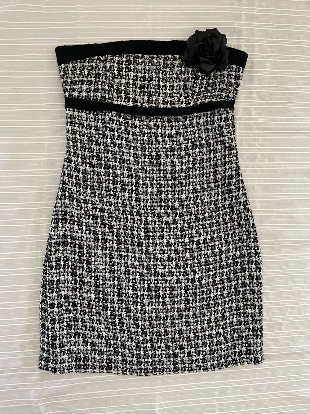 Strapless Black & White Houndstooth Sheath Dress with Flower Accent sz 7/8